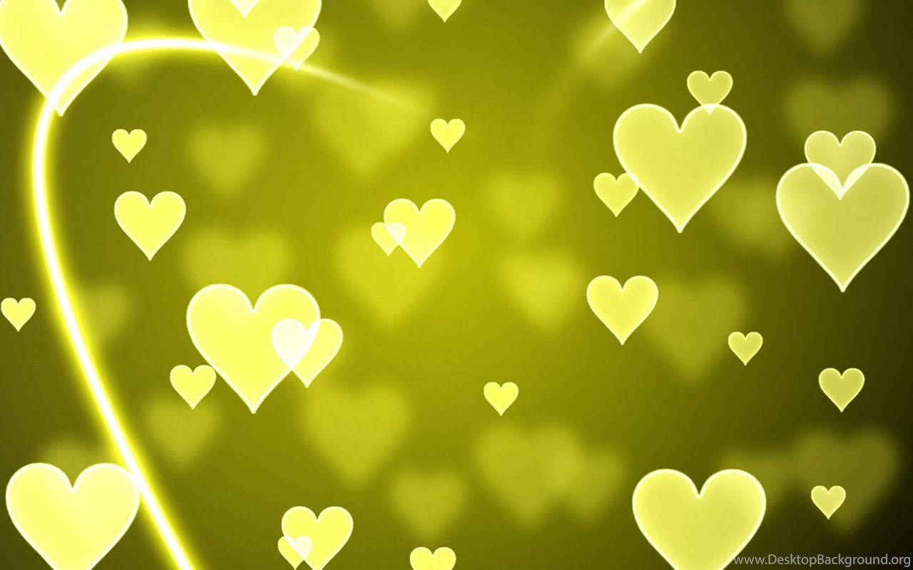 Green Heart 桌布 壁紙 — 發光的黃色心形漂浮並聚集在一個明亮的彎曲光束周圍，背景是柔和的漸變色。