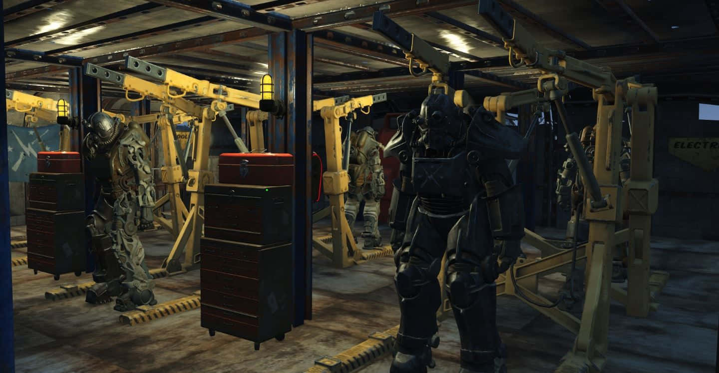 Fallout 4 Power Armor 桌布 壁紙 — 發光的黃色燈光照亮了一個粗糙的工作坊，裝甲動力裝甲服懸掛在昏暗的工業環境中。