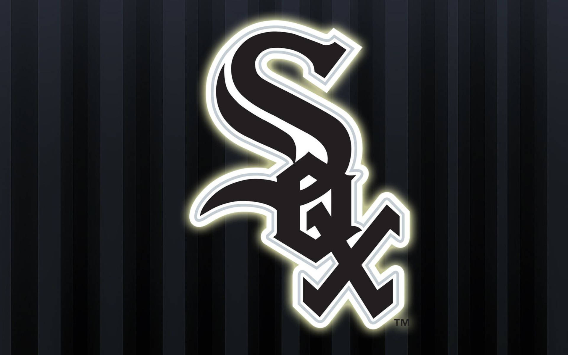 Chicago White Sox 桌布 壁紙 — 發光的黑白 'Sox' 標誌帶有霓虹輪廓，在深色垂直條紋背景上脫穎而出。