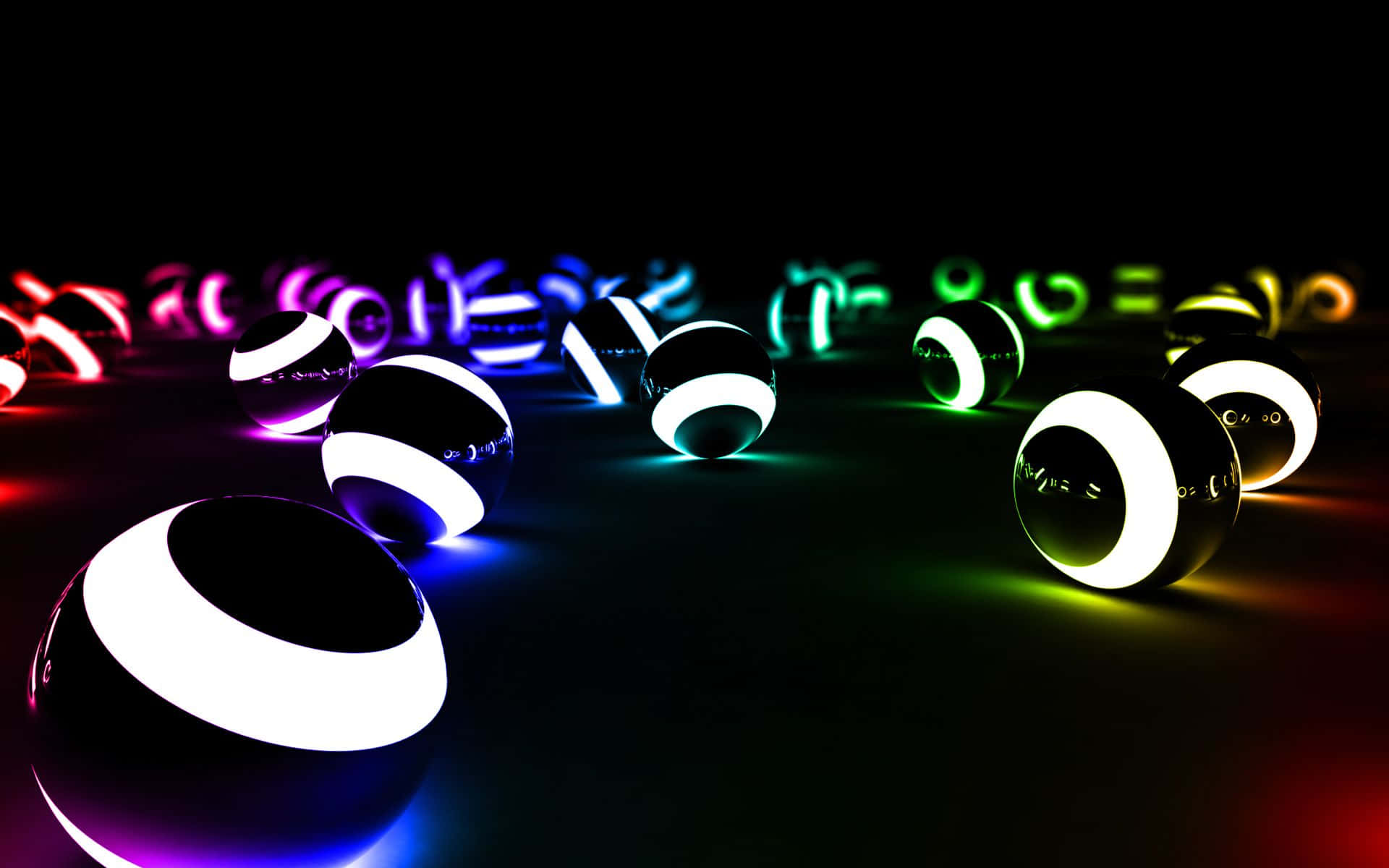 glow 桌布 壁紙 — 發光的黑色球體帶有明亮的白色環，在黑暗的表面上發出鮮豔的彩虹光。