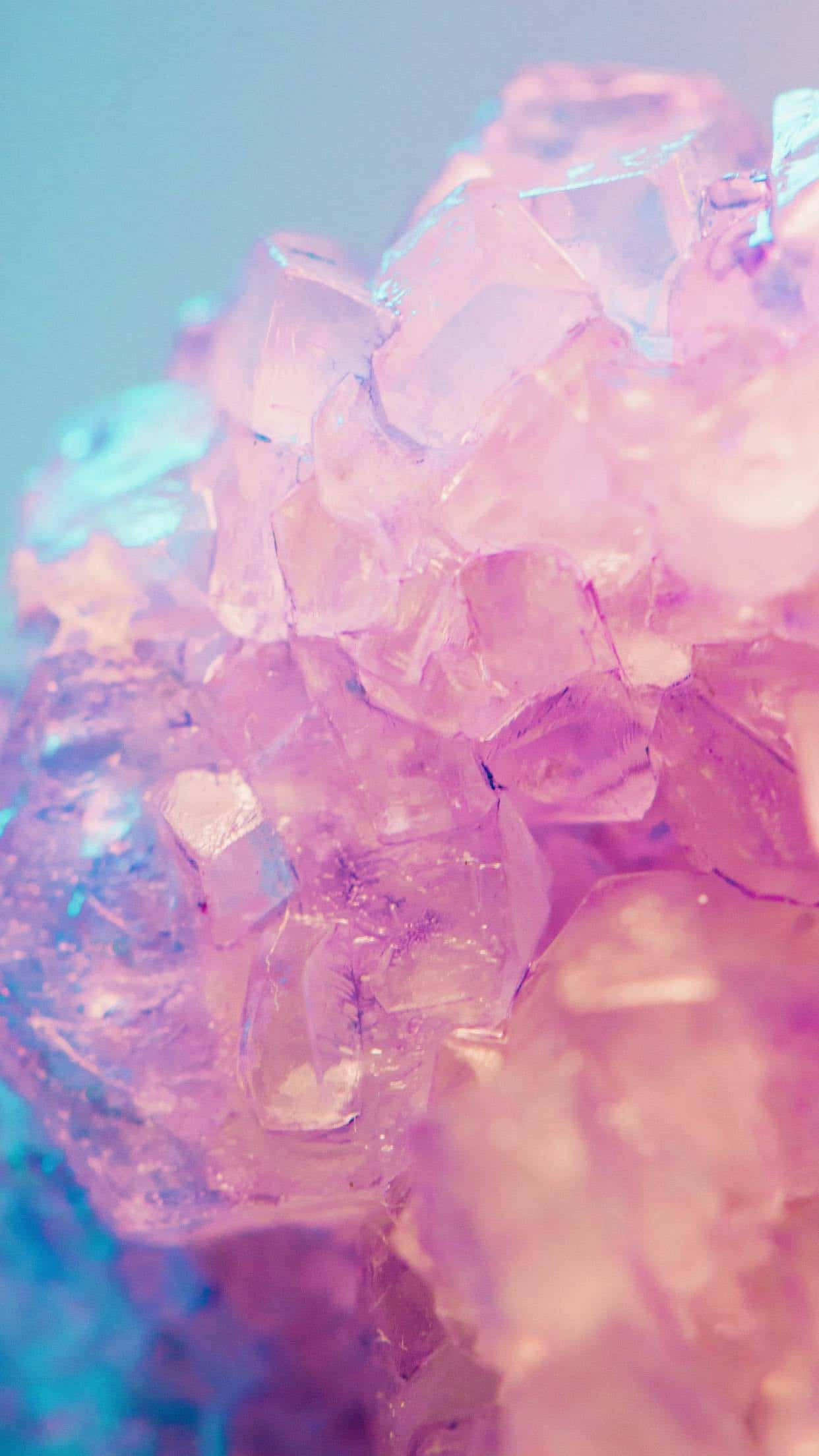 Pastel Crystal 桌布 壁紙 — 發光粉紅和藍色水晶簇的特寫，帶有柔和光線和淺景深。