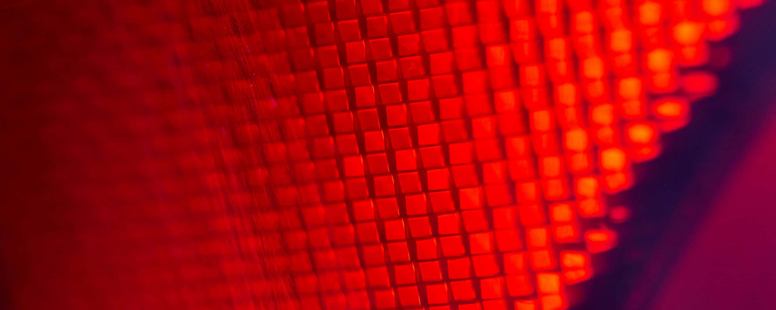 Macro 桌布 壁紙 — 發光紅色LED網格的特寫，帶有柔和模糊和漸變過渡至深紫色。