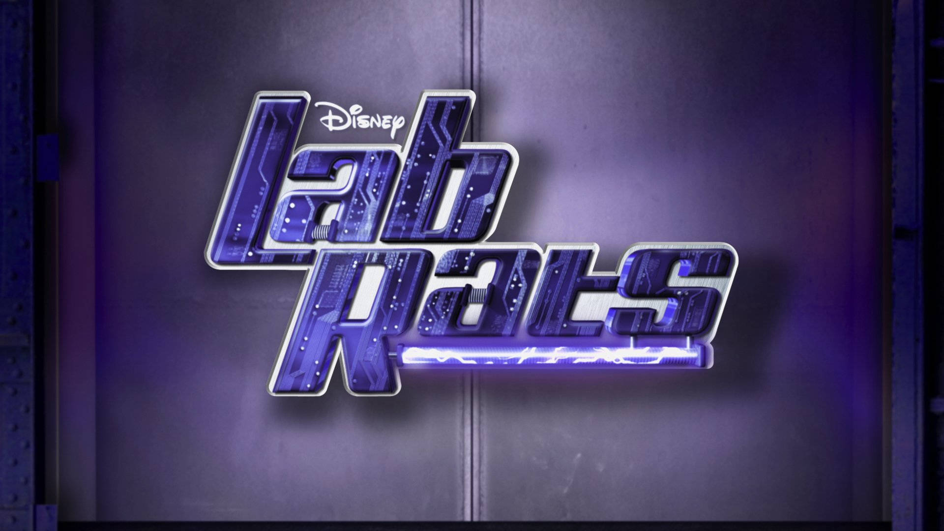 xd 桌布 壁紙 — 發光紫色「Lab Rats」標誌，帶有電路板紋理，安裝在金屬牆上，在霓虹燈光下。