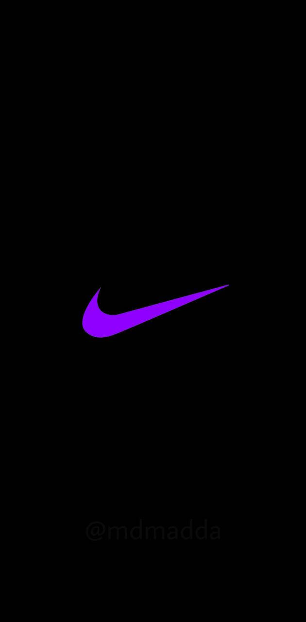 Swoosh 桌布 壁紙 — 發光紫色Nike勾勾標誌居中於純黑色背景上。