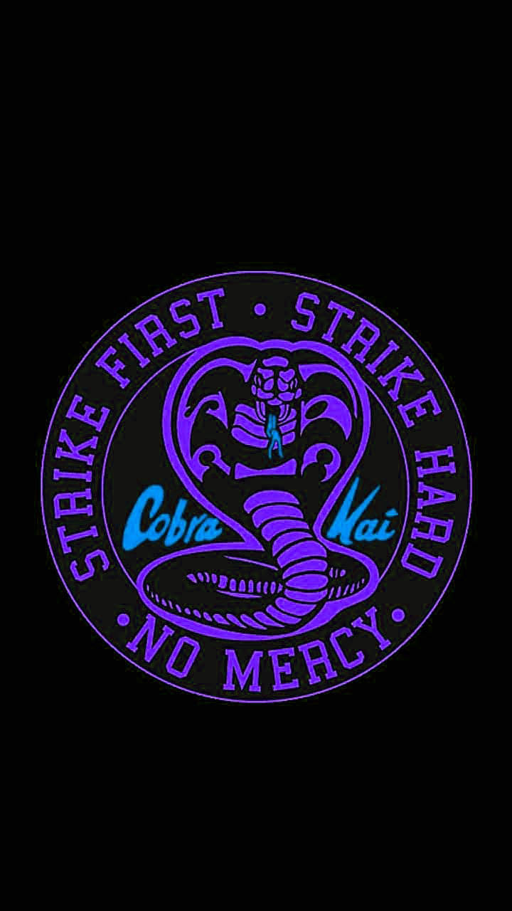 Cobra Kai Phone 桌布 壁紙 — 發光紫色和藍色的 Cobra Kai 標誌，帶有眼鏡蛇和文字，背景為黑色。