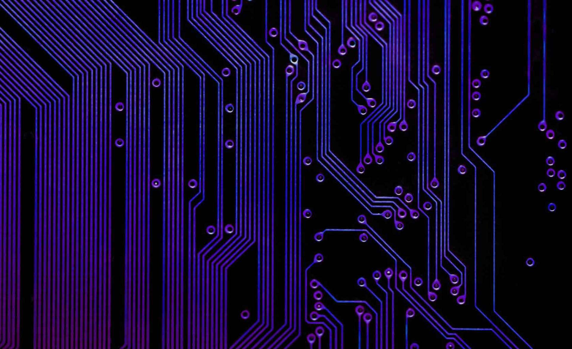 Circuit 桌布 壁紙 — 發光紫色電路板走線的微距特寫，背景為黑色，帶有金屬焊點。