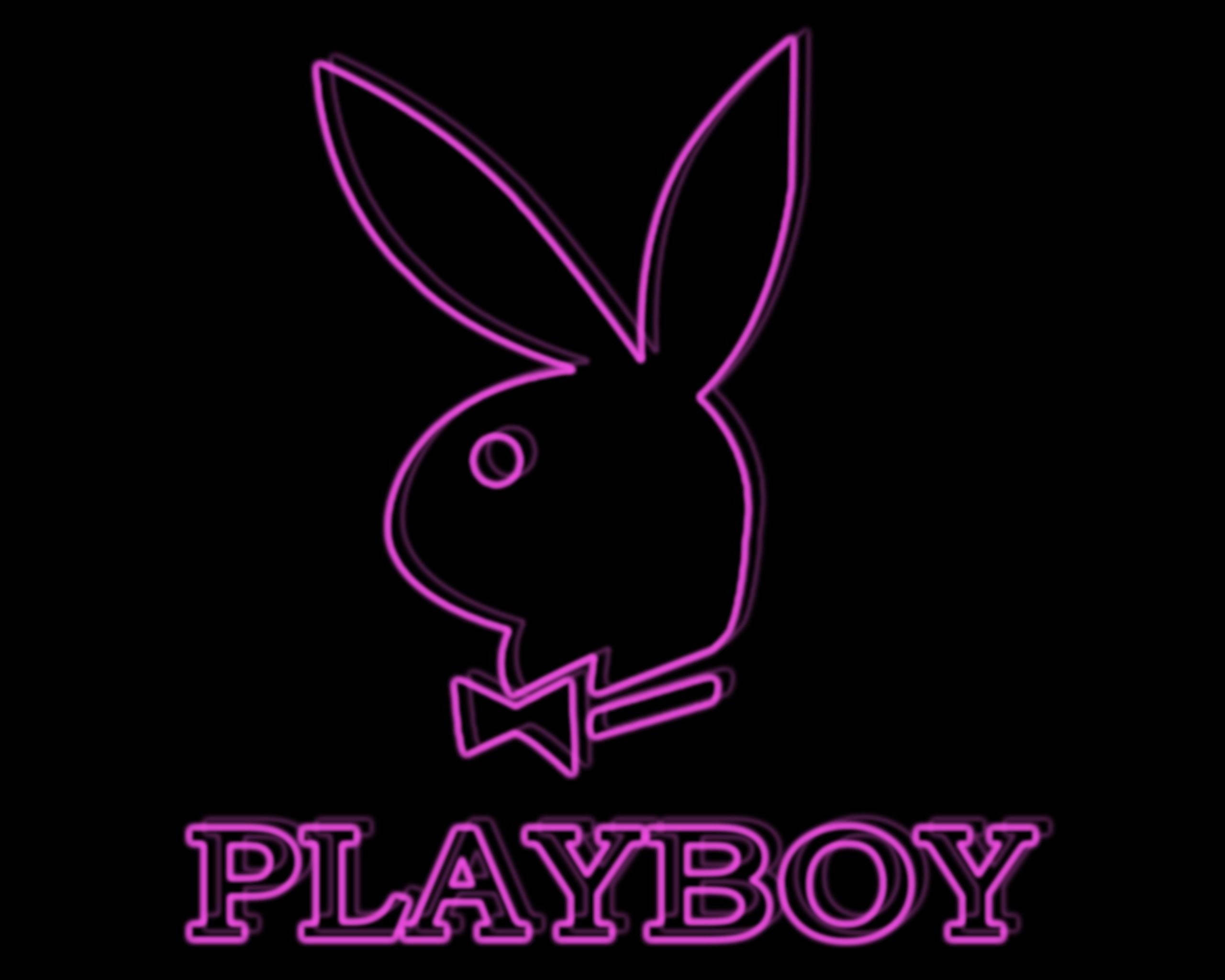 花花公子 桌布 壁紙 — 發光紫色霓虹燈Playboy兔子標誌，配有蝴蝶結和文字，背景為黑色。