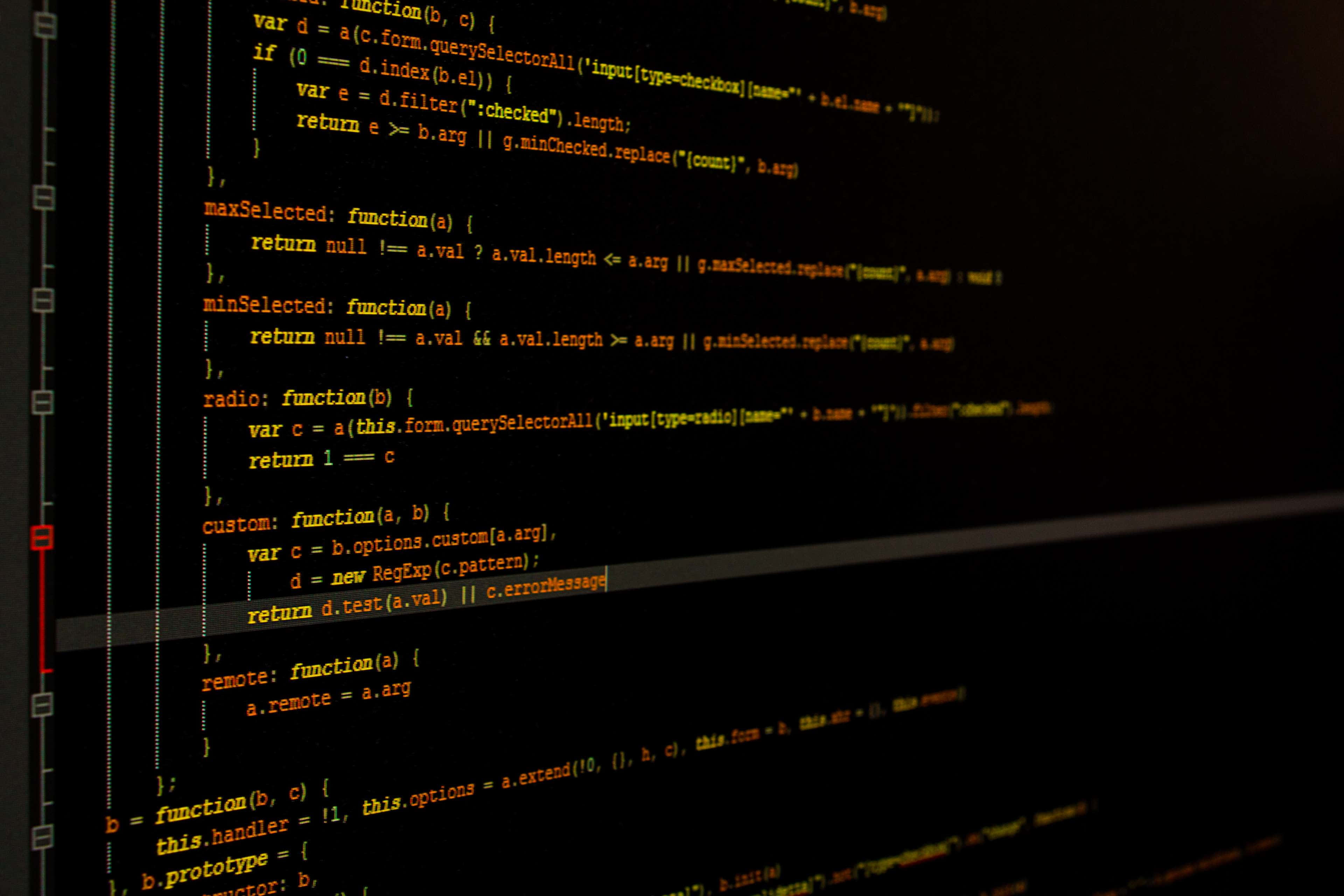 程式碼 桌布 壁紙 — 發光綠色 JavaScript 程式碼在黑暗螢幕上滾動的特寫，紅色和白色標尺線框住邊緣。