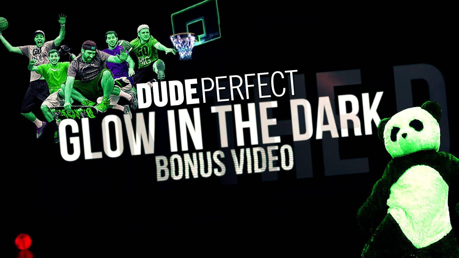 熊貓 桌布 壁紙 — 發光綠色Dude Perfect團隊在籃球特技中，帶有發光熊貓毛絨玩具和粗體文字在黑色背景上。