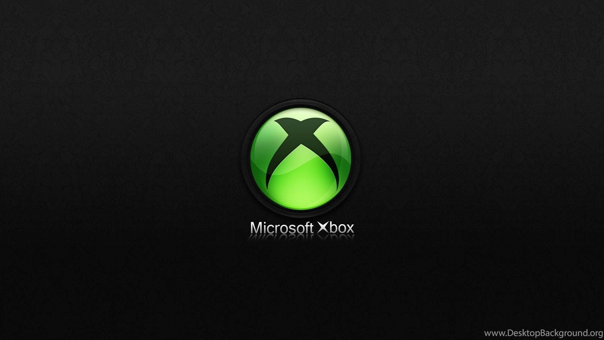 Xbox 桌布 壁紙 — 發光綠色Xbox標誌居中於深色紋理背景上，下方有微妙反射和品牌文字。