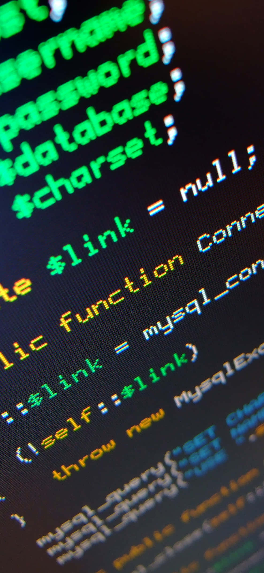 黑色 桌布 壁紙 — 發光綠色和黃色 PHP MySQL 代碼在黑暗屏幕上滾動的像素化文字特寫。