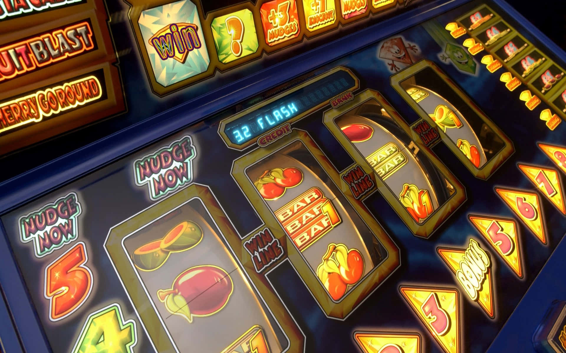 Casino 桌布 壁紙 — 發光老虎機的特寫，帶有水果符號和明亮的霓虹燈光。