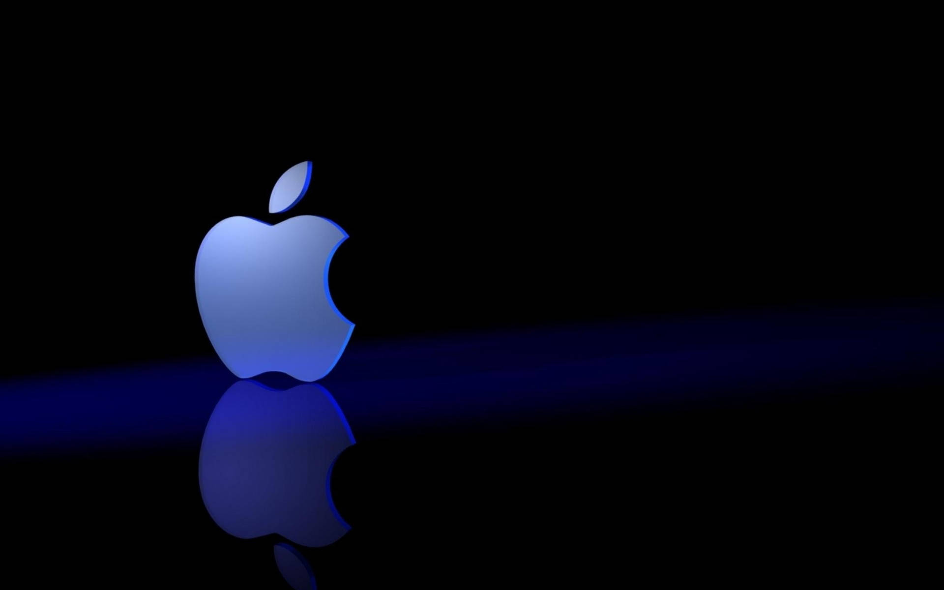 macOS 桌布 壁紙 — 發光藍色Apple標誌位於反光表面上，背景為黑色並帶有微妙的藍色漸變。