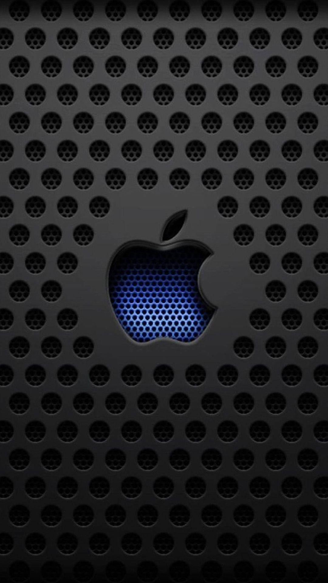 iPhone 6s Plus 桌布 壁紙 — 發光藍色Apple標誌居中於帶有六角形孔的黑色穿孔金屬表面。
