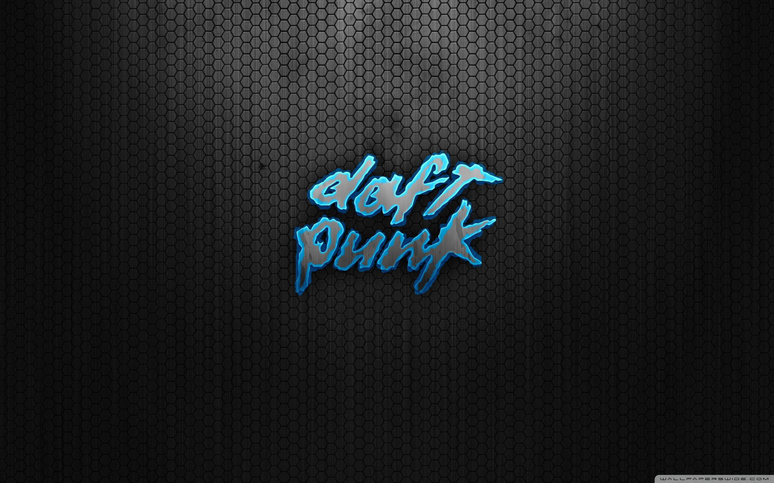 punk 桌布 壁紙 — 發光藍色Daft Punk標誌居中於深色六角網格背景，帶有微妙的光線漸變。