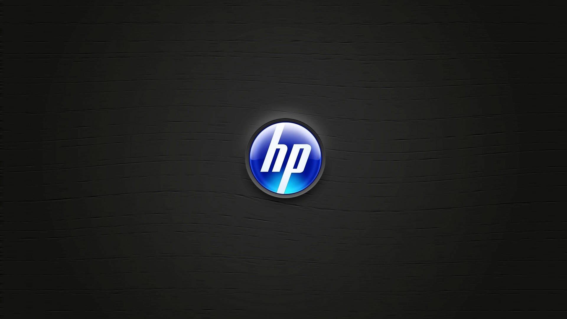 Hp Laptop 桌布 壁紙 — 發光藍色HP標誌居中於深色紋理磚牆背景上。