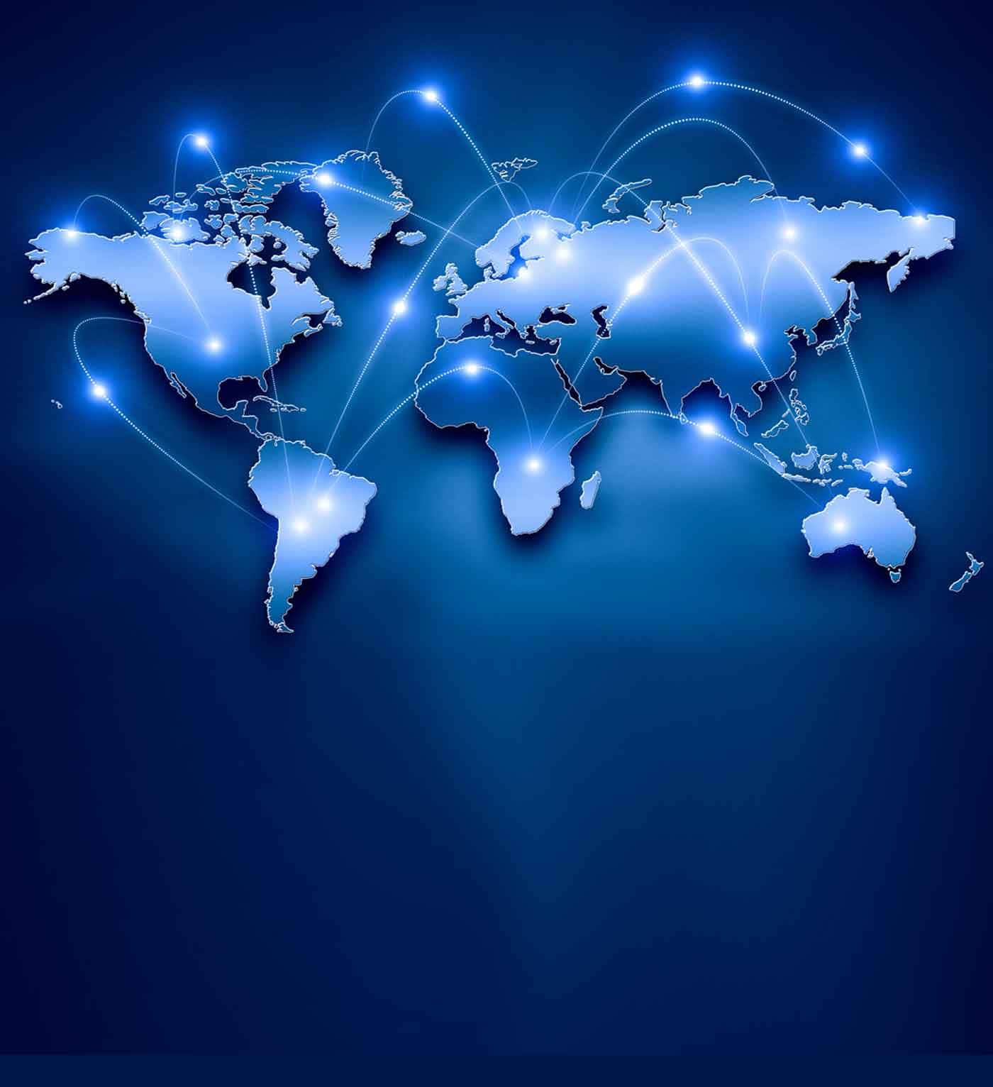 World 桌布 壁紙 — 發光藍色世界地圖，帶有明亮的光節點和連接各大洲的曲線，象徵全球數位連接。