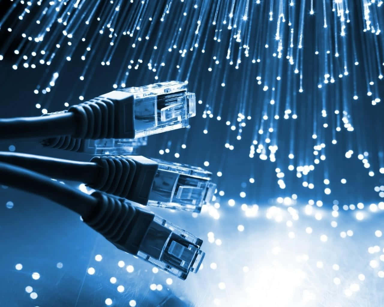 Ethernet 桌布 壁紙 — 發光藍色光纖背景下的乙太網路電纜特寫，帶有閃爍的光粒子。
