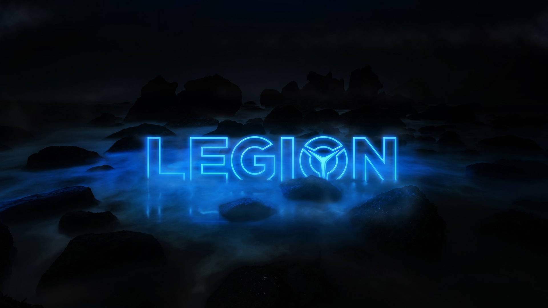 Lenovo Legion 4K 桌布 壁紙 — 發光藍色霓虹燈「LEGION」標誌懸浮在夜間霧濛濛的黑暗岩石上方，下方有反射的水面。