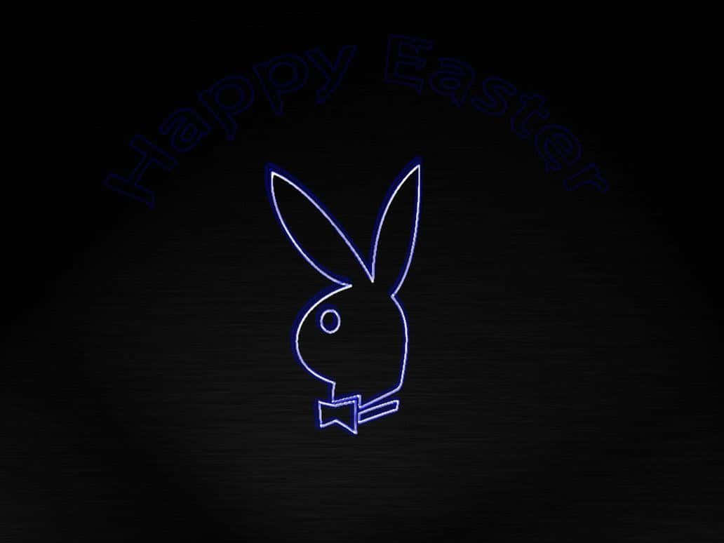 花花公子 桌布 壁紙 — 發光藍色霓虹燈輪廓的Playboy兔子，上方拱形排列著「Happy Easter」文字，背景為深色紋理。