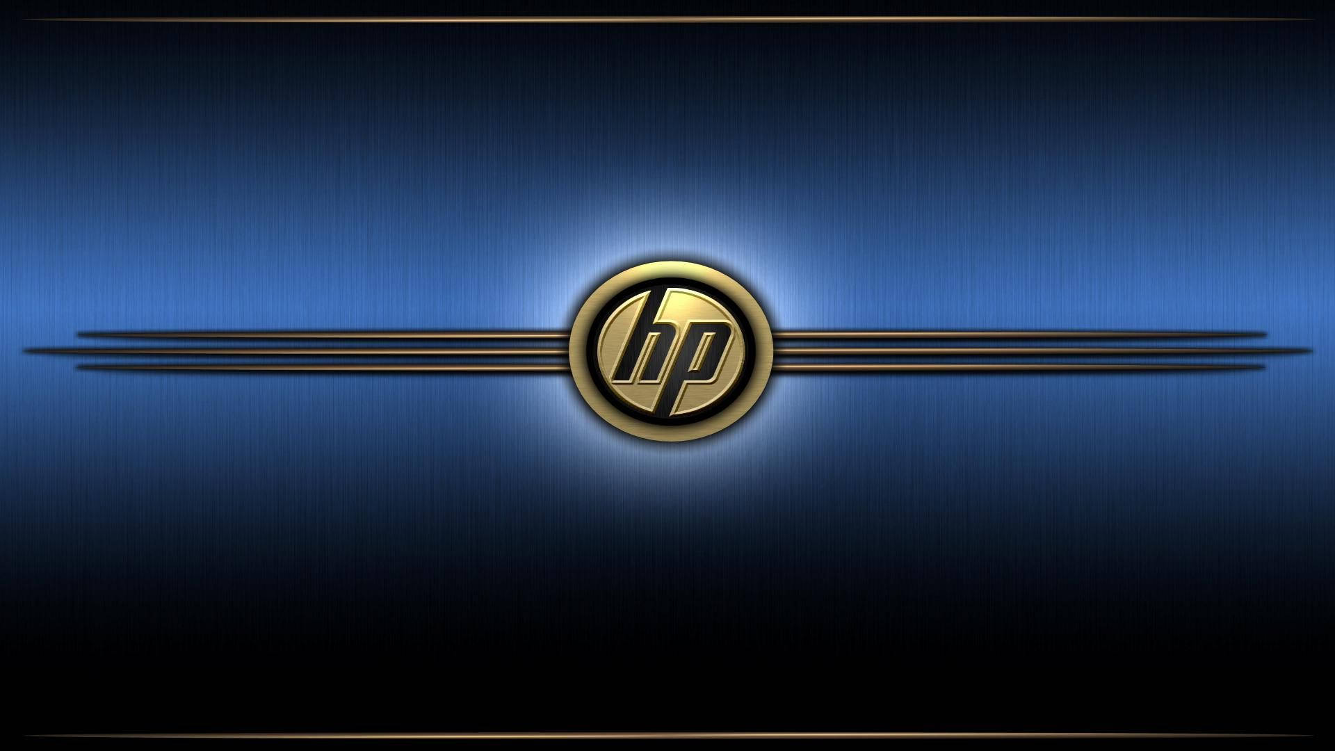 HP 桌布 壁紙 — 發光金色HP標誌居中於帶有紋理的藍色漸變背景上，並有水平金屬條。