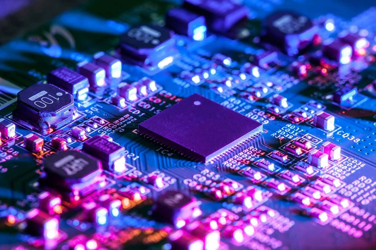 Electronics 桌布 壁紙 — 發光電路板的特寫，紫色和藍色霓虹燈照亮複雜的電子元件。
