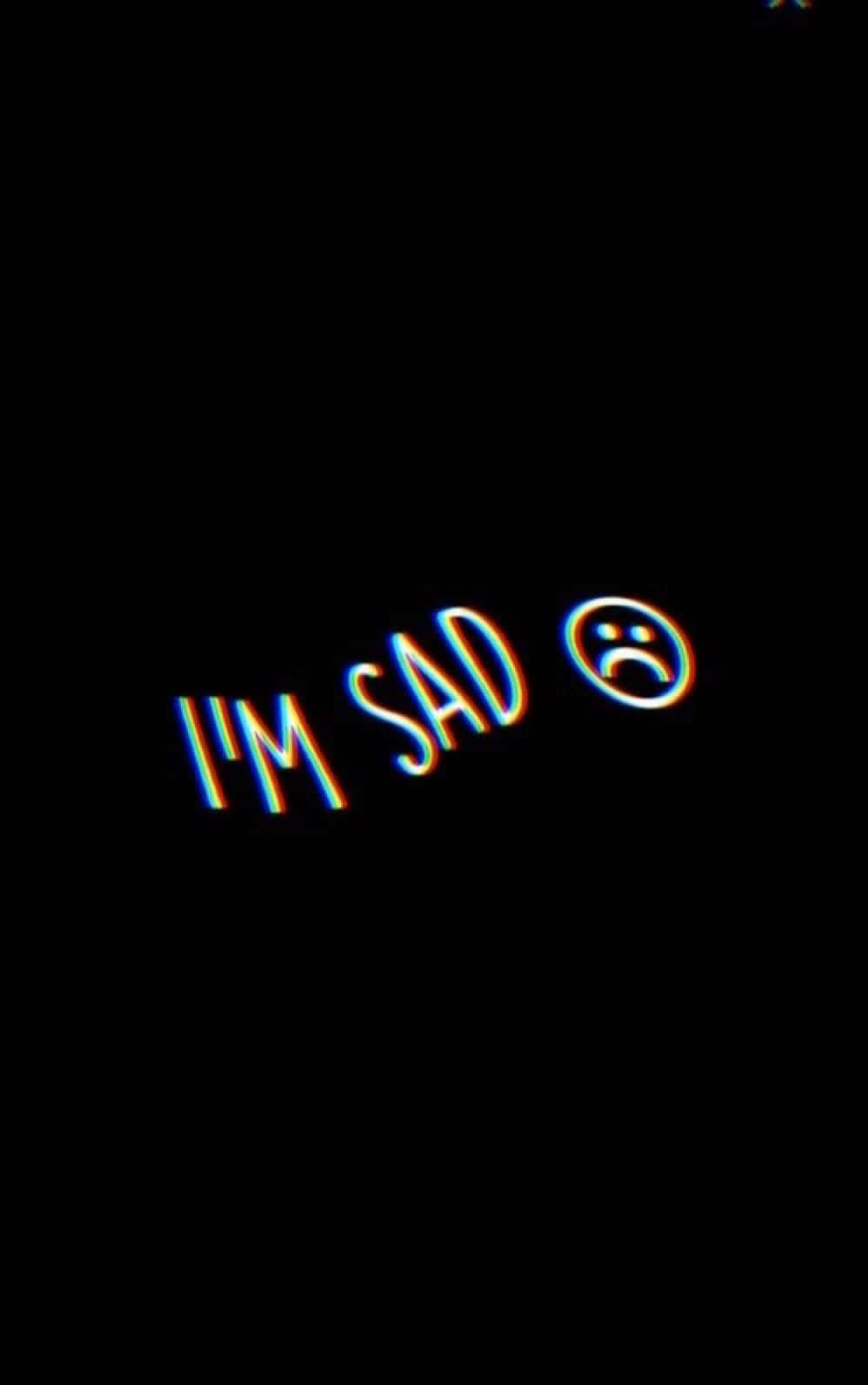 憂鬱美學 桌布 壁紙 — 發光霓虹文字顯示「I'M SAD」，附有悲傷表情符號，背景為黑色，帶有色差效果。
