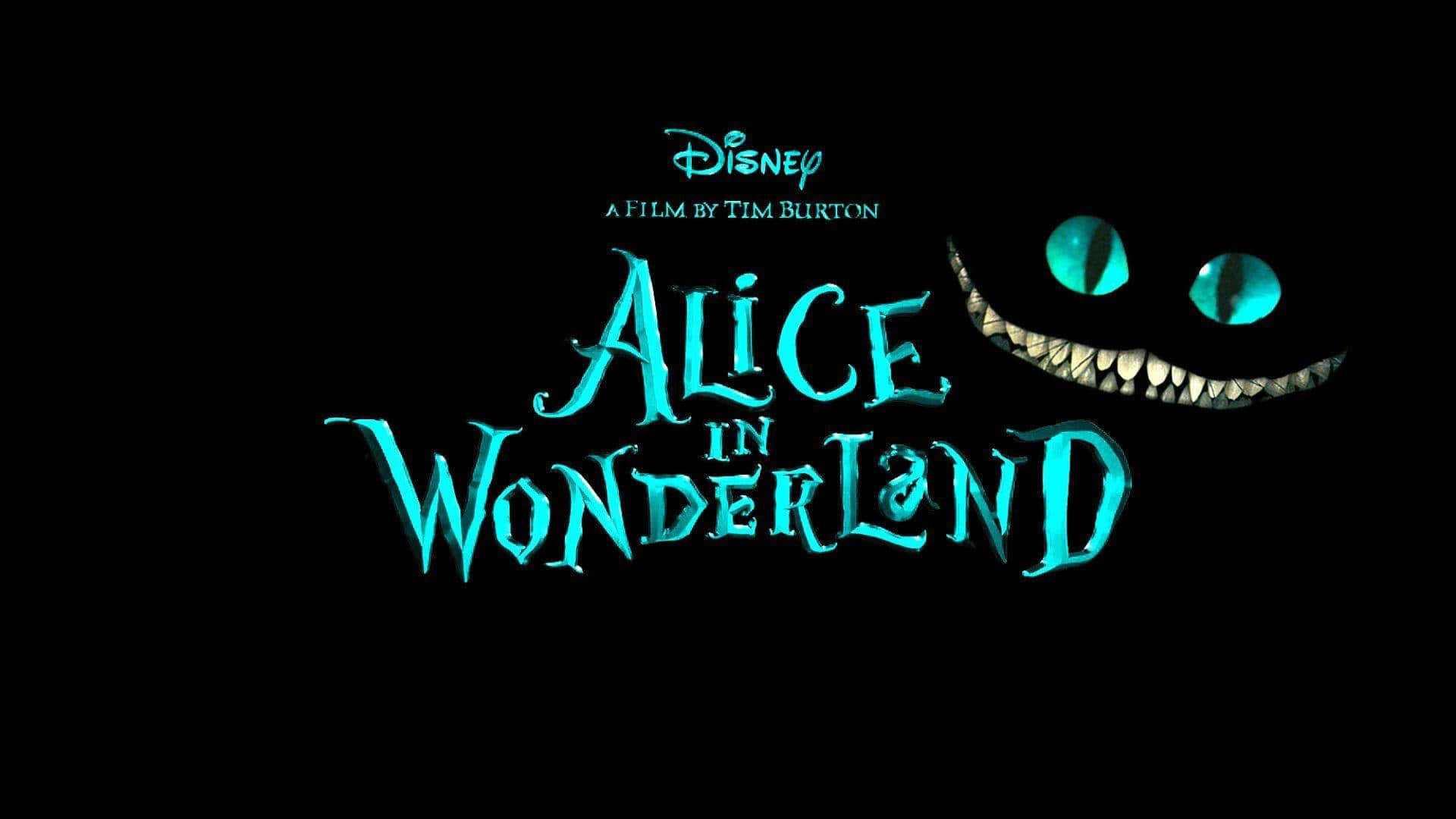 Alice Wonderland Aesthetic 桌布 壁紙 — 發光青綠色《愛麗絲夢遊仙境》標題卡，右邊有柴郡貓咧嘴笑的面孔從黑色背景中探出。