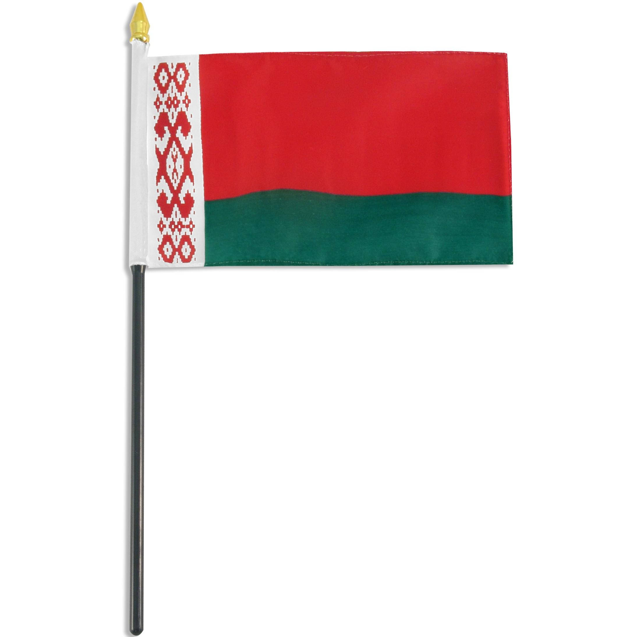 Flag 桌布 壁紙 — 白俄羅斯國旗，帶有紅綠橫條紋，白色和紅色裝飾邊框，黑色旗杆，白色背景。