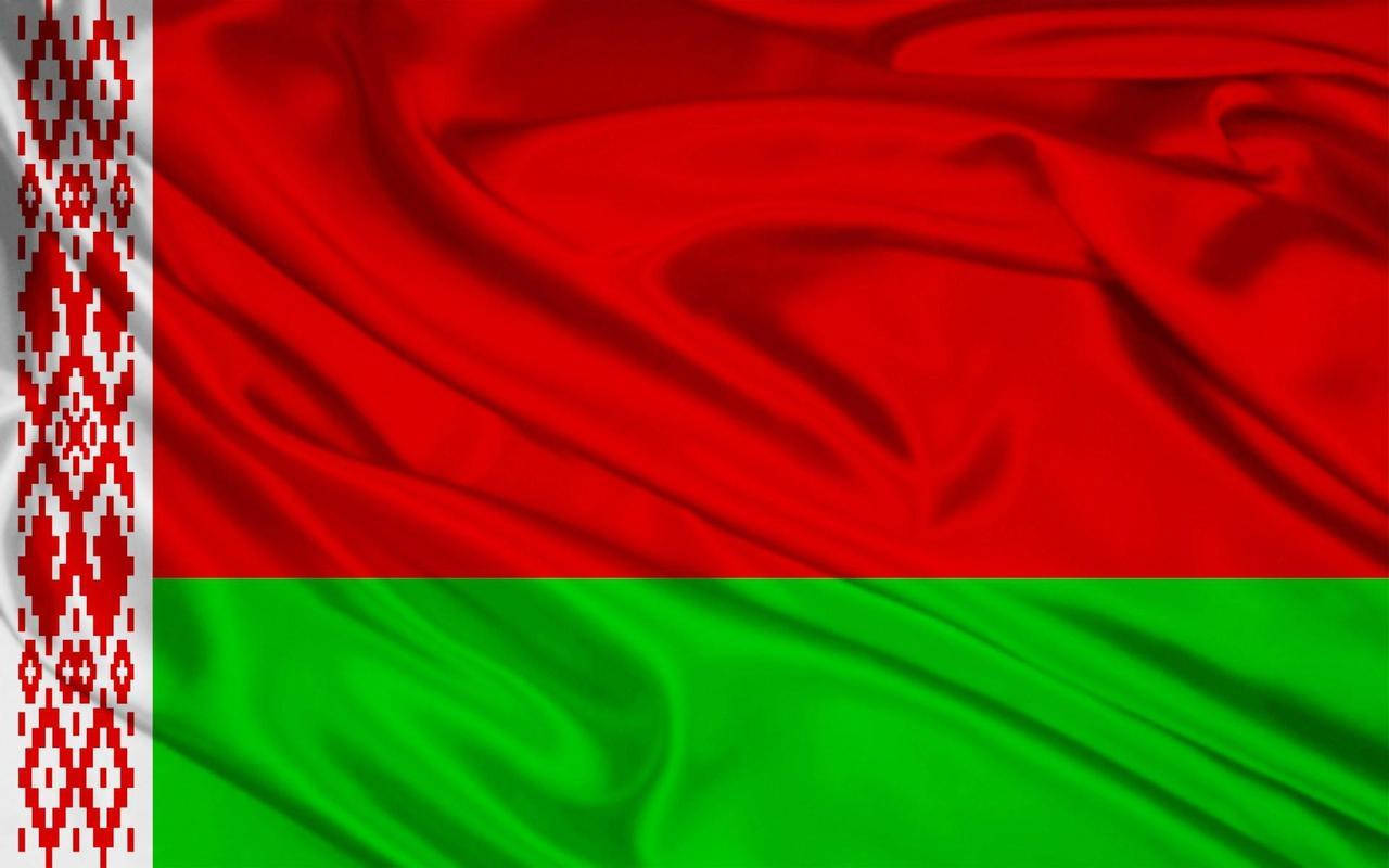 Flag 桌布 壁紙 — 白俄羅斯國旗的特寫，紅綠橫條和一條白紅圖案垂直條紋在風中飄揚。