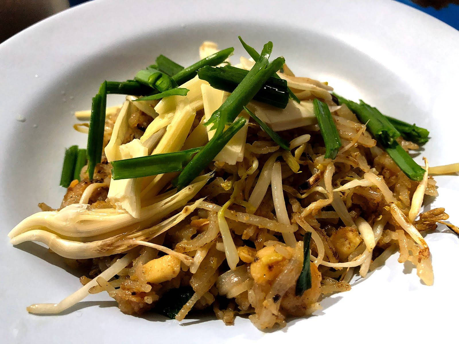 thai 桌布 壁紙 — 白盤上炒米粉配豆芽和蔥花的特寫。