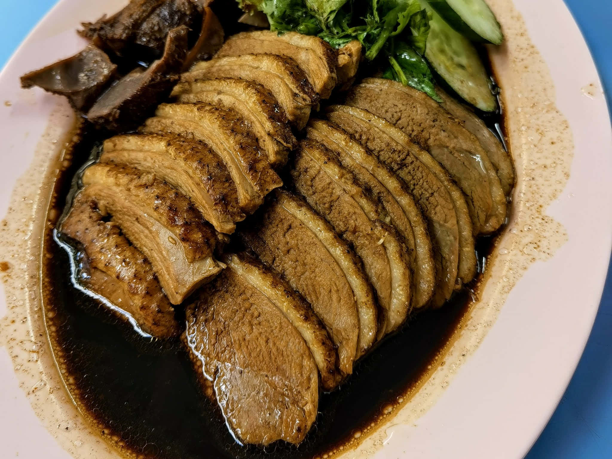Food Photography 桌布 壁紙 — 白盤上的切片燜鴨，用深色醬汁上色，搭配新鮮蔬菜和小黃瓜。