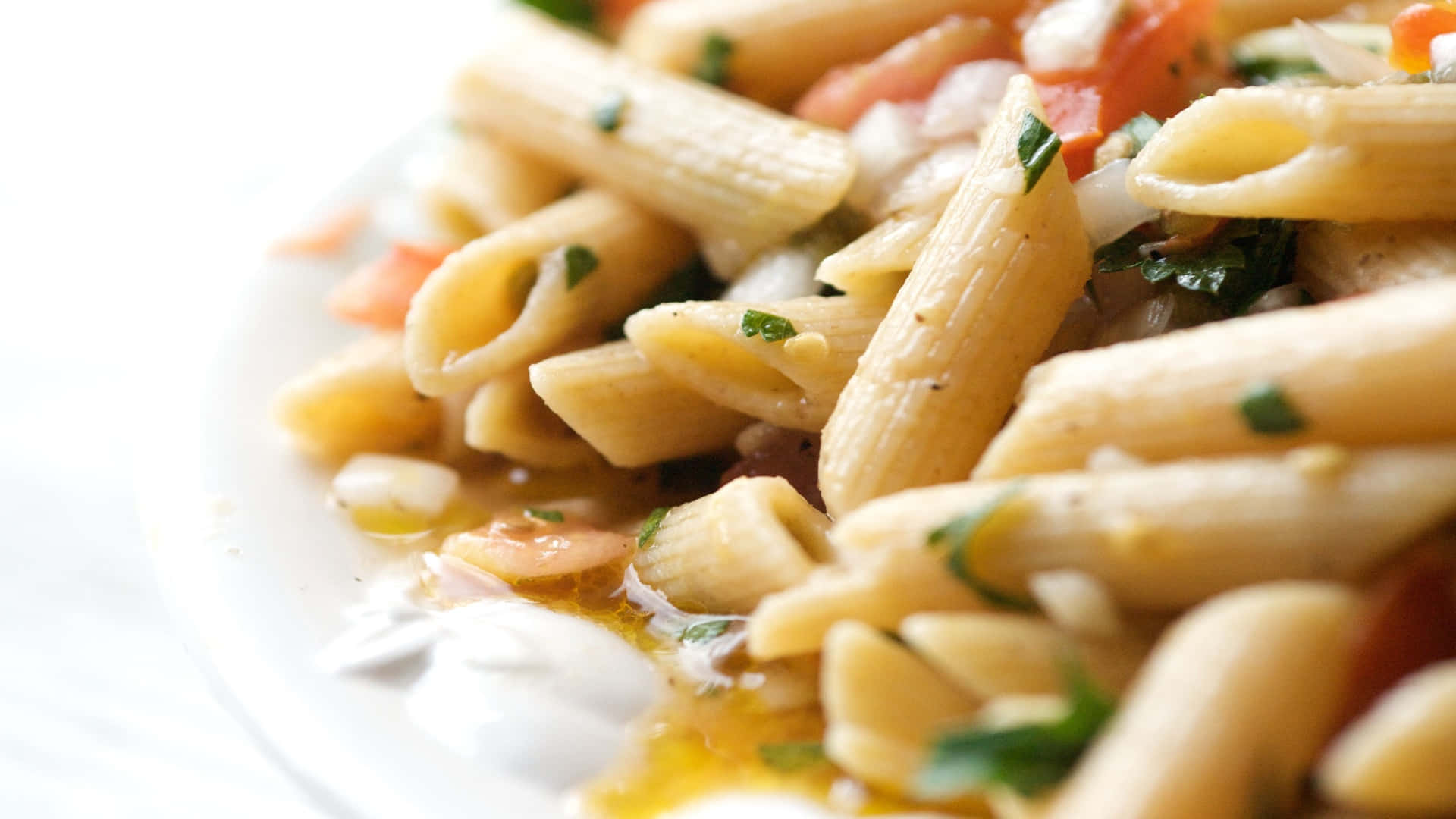 1920x1080 Pasta 桌布 壁紙 — 白盤上筆管麵搭配新鮮香草、番茄和奶油醬汁的特寫。