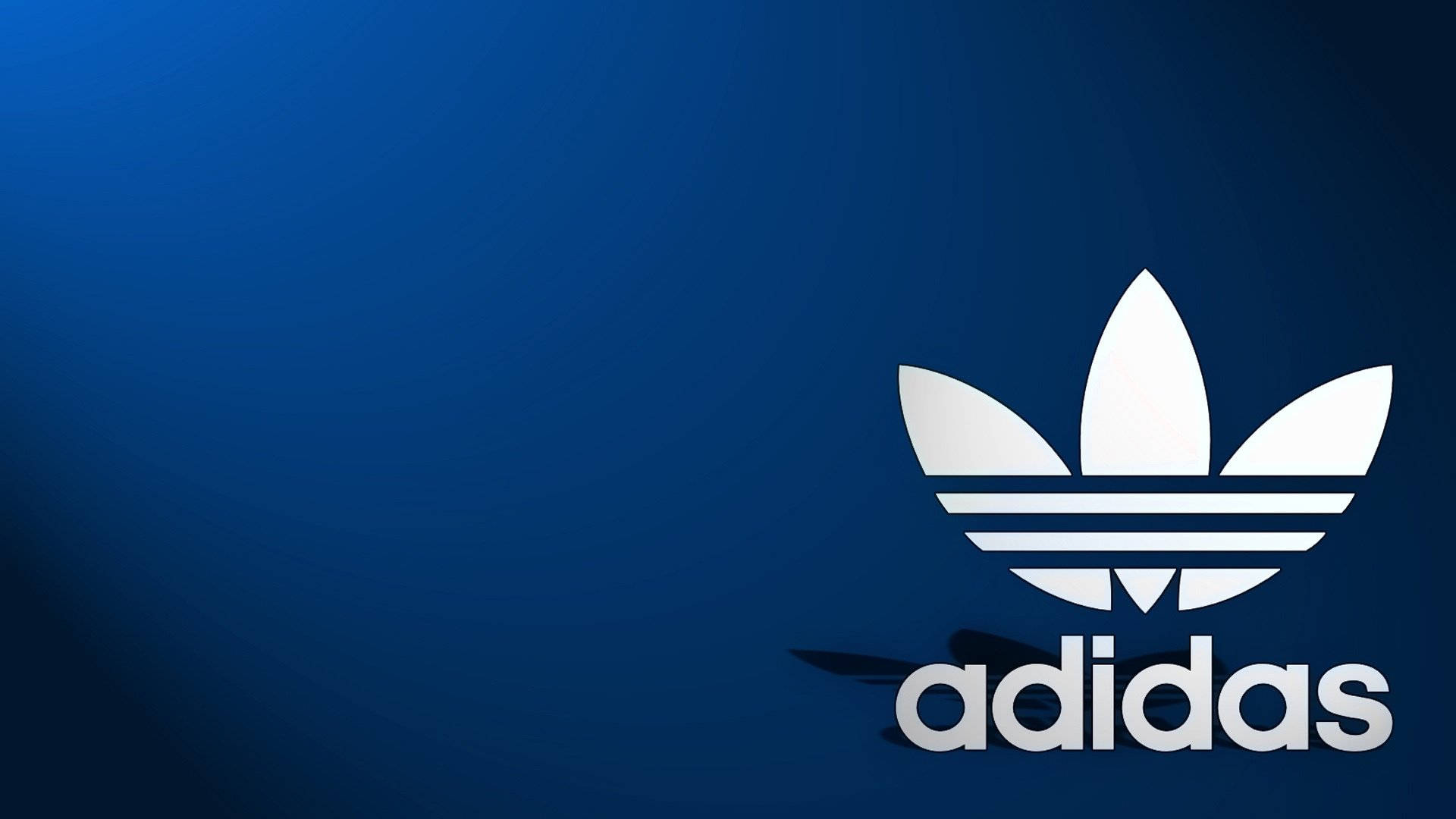 愛迪達 桌布 壁紙 — 白色 adidas 三葉草標誌和品牌名稱在漸變藍色背景上。