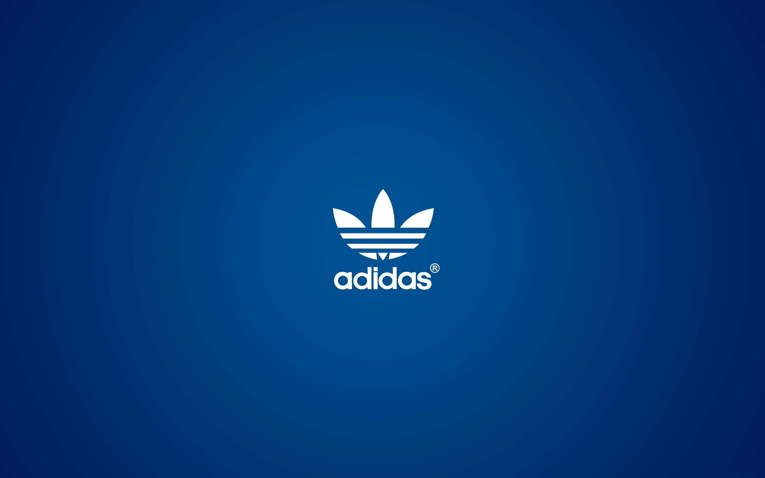 愛迪達 桌布 壁紙 — 白色 adidas 三葉草標誌居中，位於帶有微妙徑向光效的漸變藍色背景上。