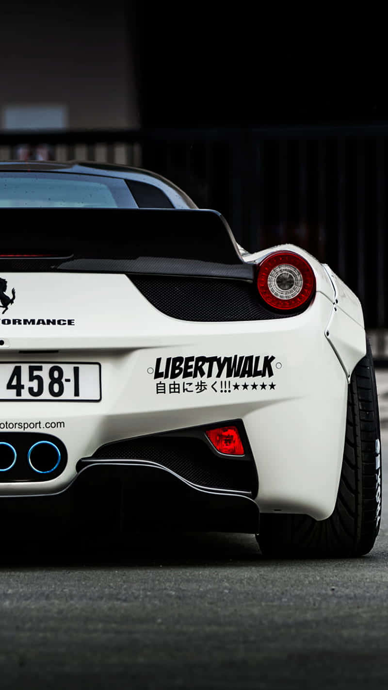 桌布 壁紙 — 白色 Liberty Walk Ferrari 458 Italia 後視圖，配備自訂寬體套件、藍色排氣管和紅色尾燈。