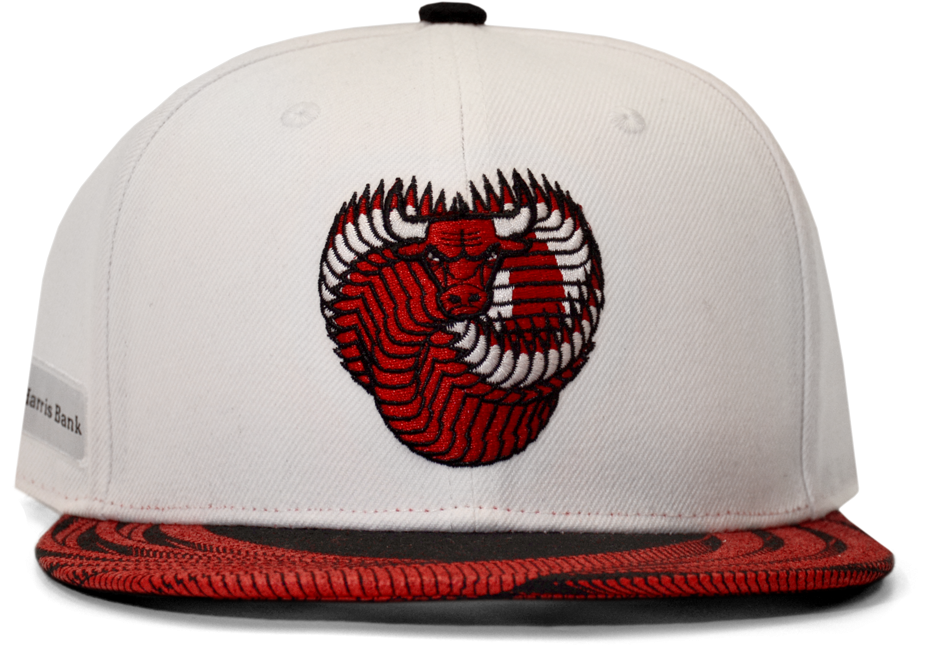 芝加哥公牛 桌布 壁紙 — 白色 snapback 帽，前面有紅色和黑色刺繡的芝加哥公牛隊標誌，帽檐顏色匹配。