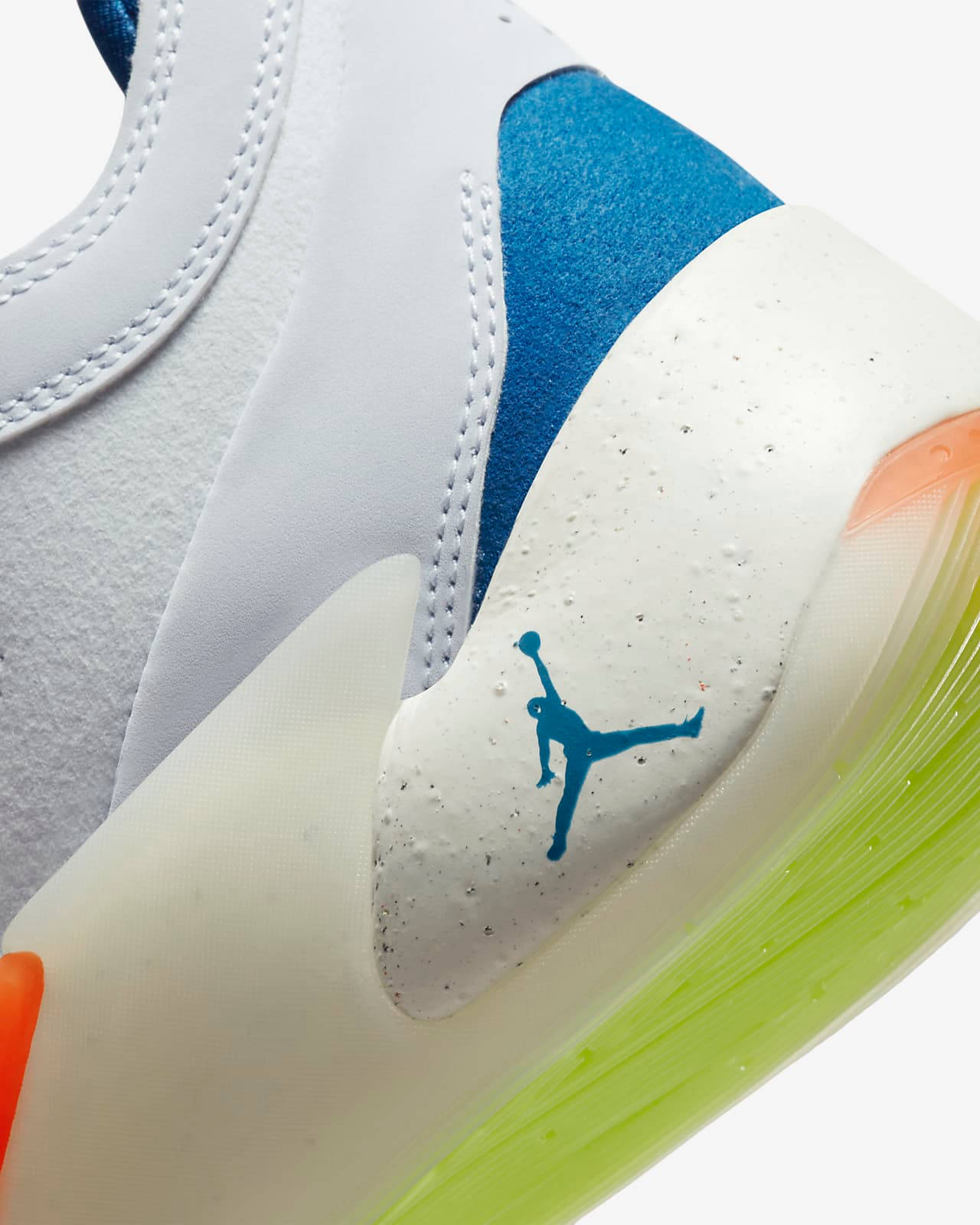 鞋子 桌布 壁紙 — 白色、藍色和螢光綠色 Jordan 運動鞋的特寫，帶有斑點中底和標誌性標誌。