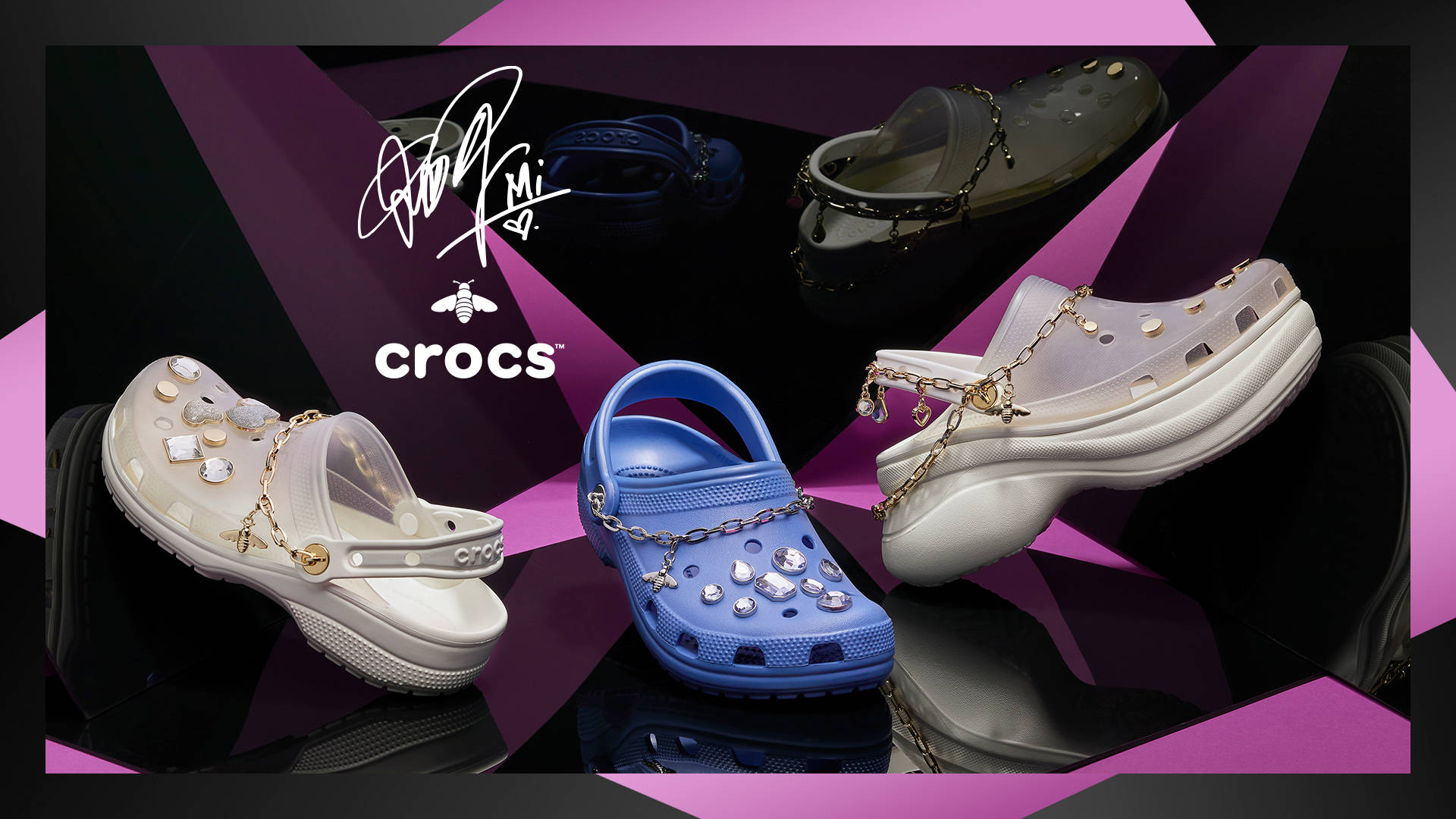 Crocs 桌布 壁紙 — 白色、藍色和透明色的奢華裝飾Crocs木屐，配有金鏈和寶石，展示在鮮豔的紫色幾何背景上。