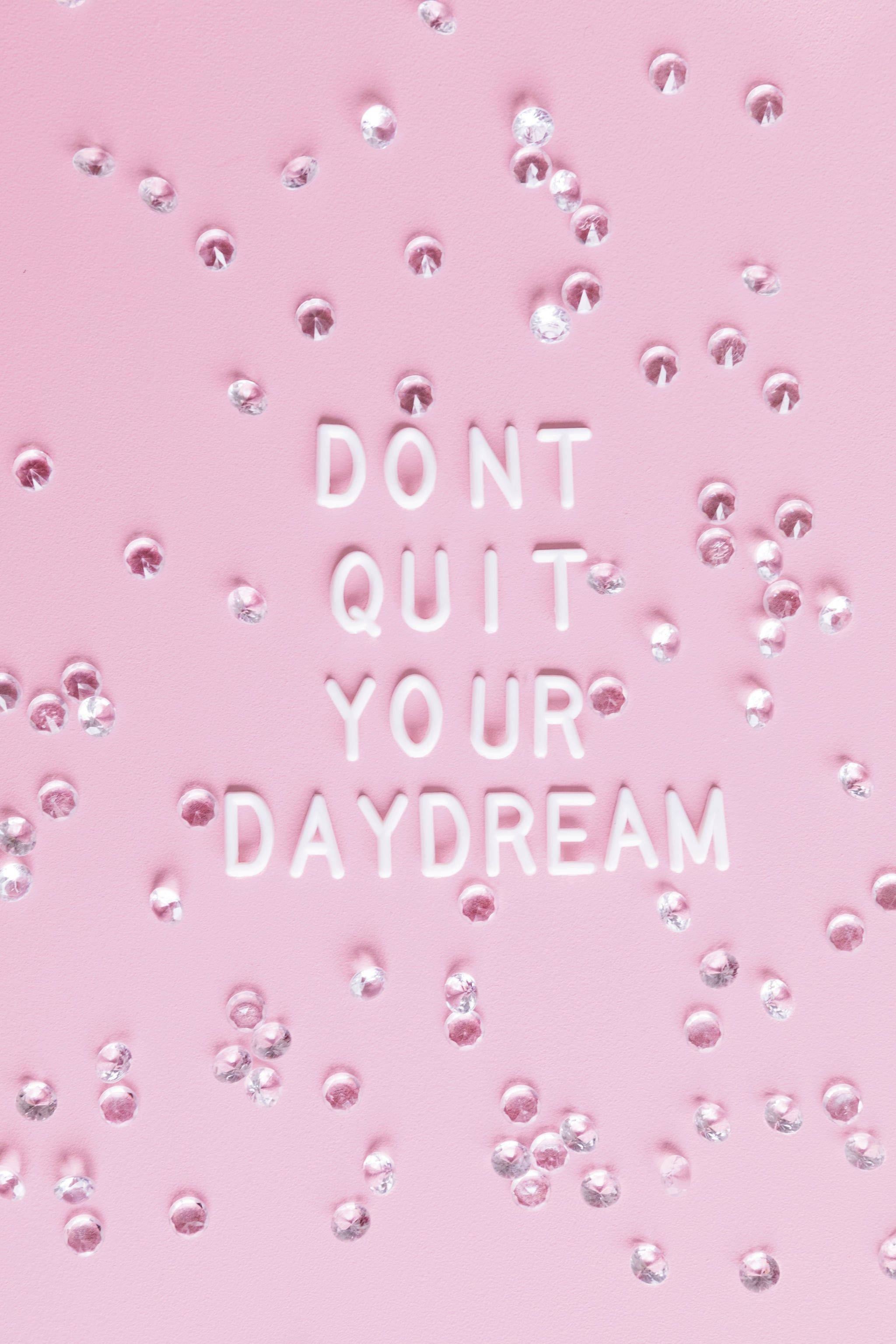語錄 桌布 壁紙 — 白色3D字母拼出 'DON'T QUIT YOUR DAYDREAM' 在柔軟的粉紅色表面上，散落著閃亮的銀色水鑽。