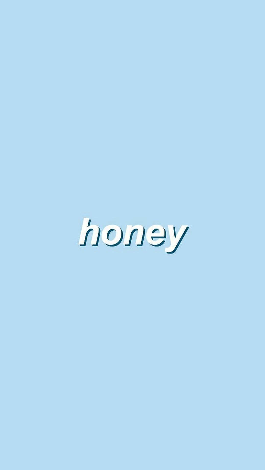 美學字眼 桌布 壁紙 — 白色3D文字「honey」居中於柔和的粉藍色背景上。