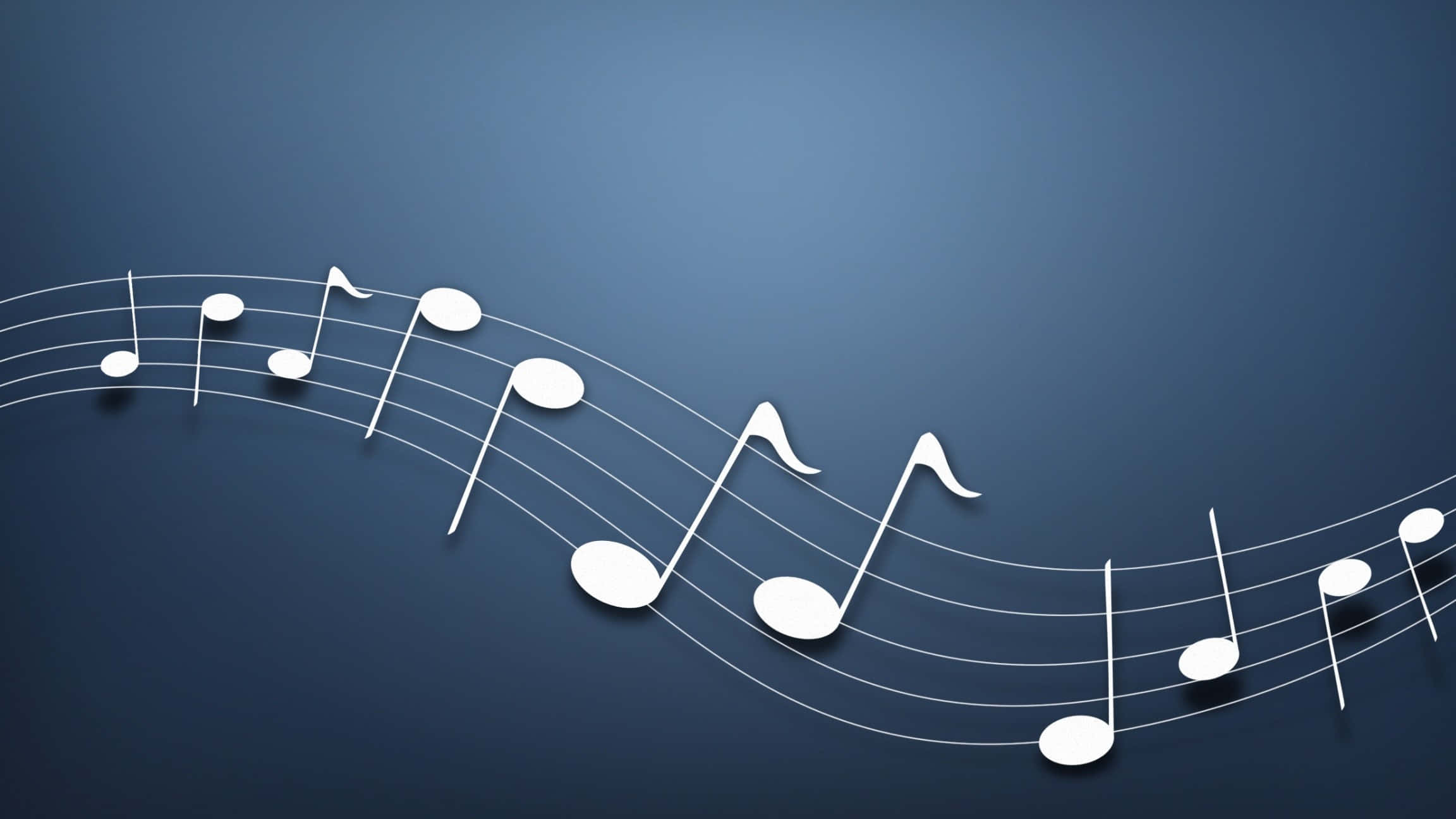 Music Notes 桌布 壁紙 — 白色3D音符在彎曲的五線譜上優雅地漂浮，背景為深藍色漸變。