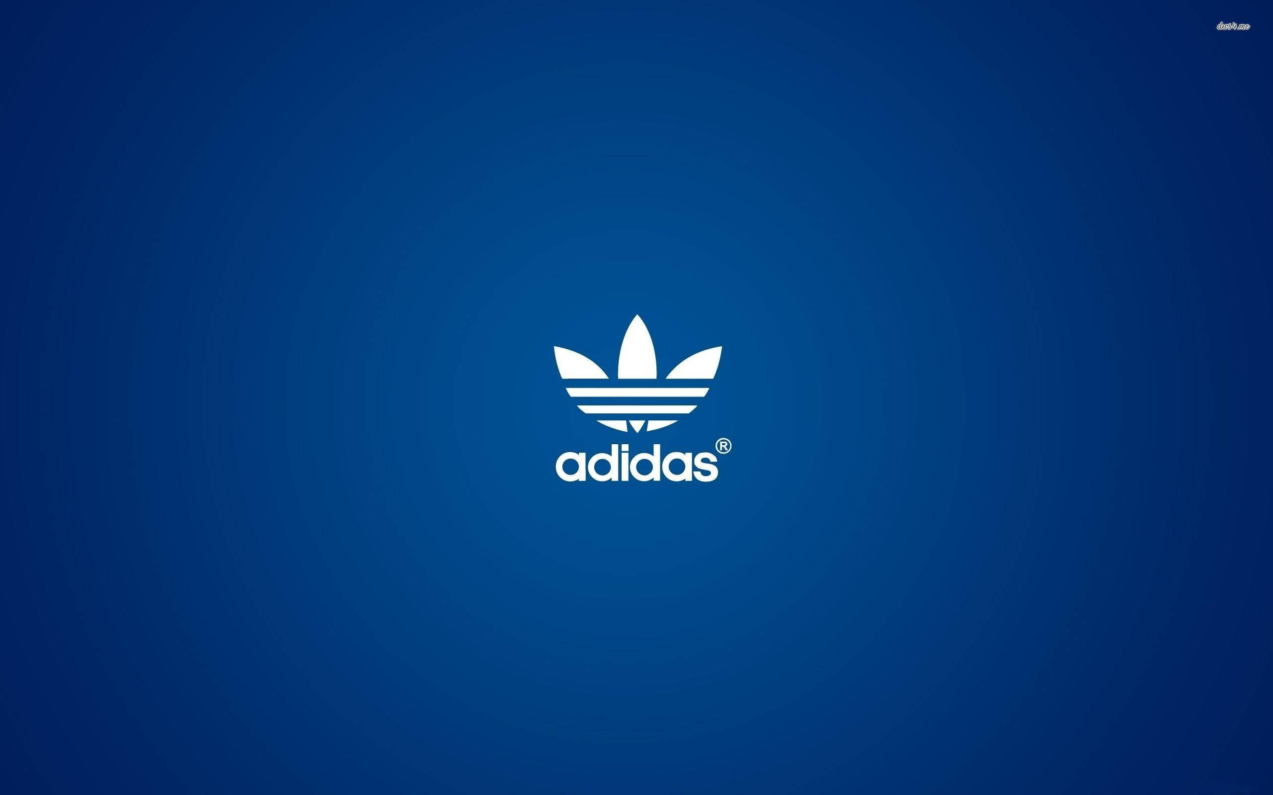 愛迪達 桌布 壁紙 — 白色adidas三葉草標誌居中於帶有微妙徑向照明的漸變藍色背景上。