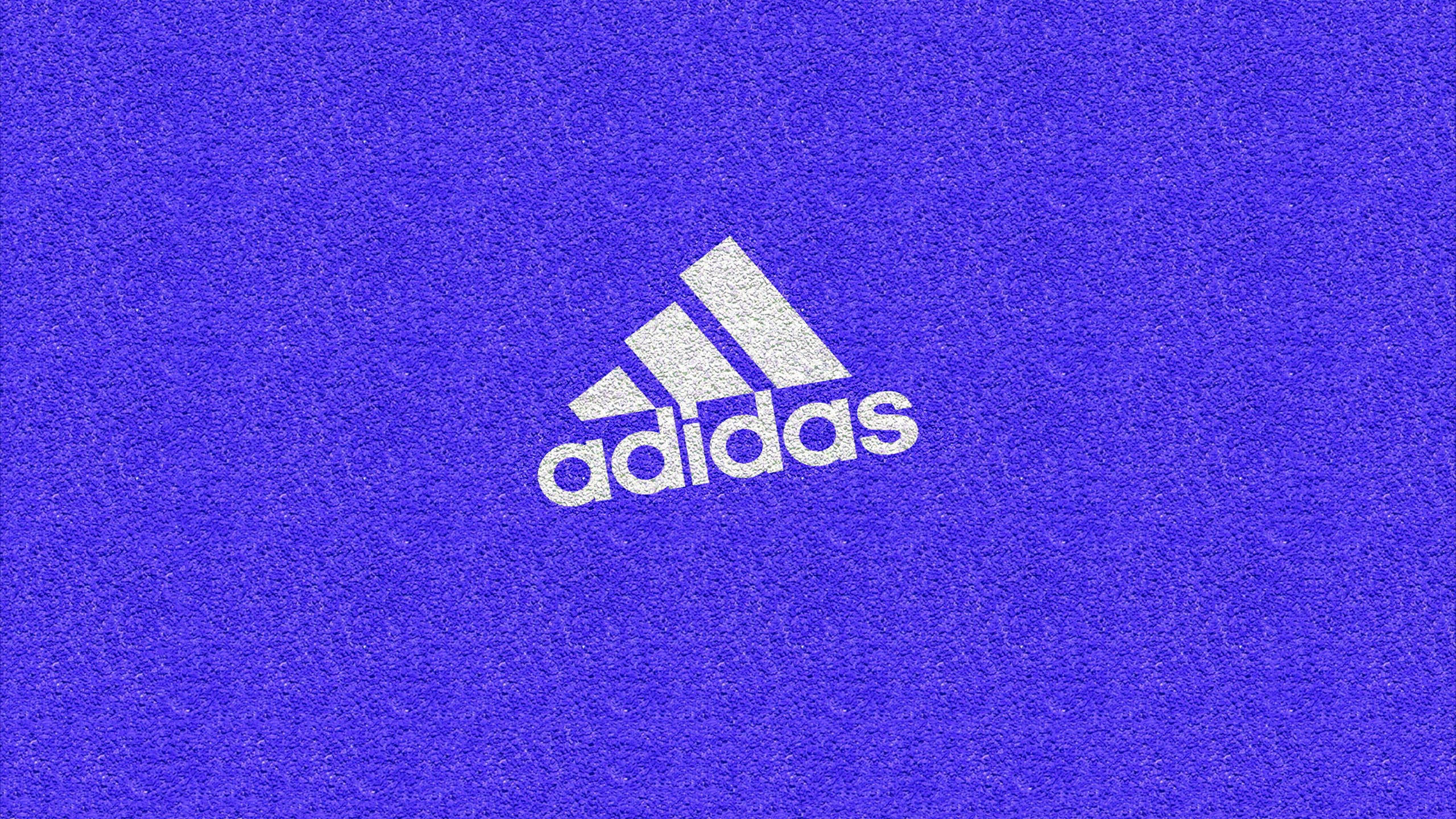 愛迪達 桌布 壁紙 — 白色Adidas標誌居中於帶紋理的深紫色背景上，帶有粒狀數位噪點效果。