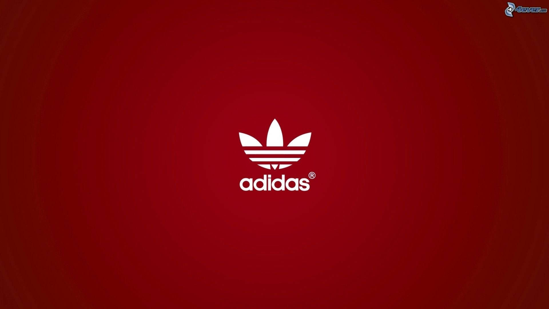 愛迪達 桌布 壁紙 — 白色adidas標誌居中於豐富的紅色漸變背景上，帶有微妙的圓形光效。