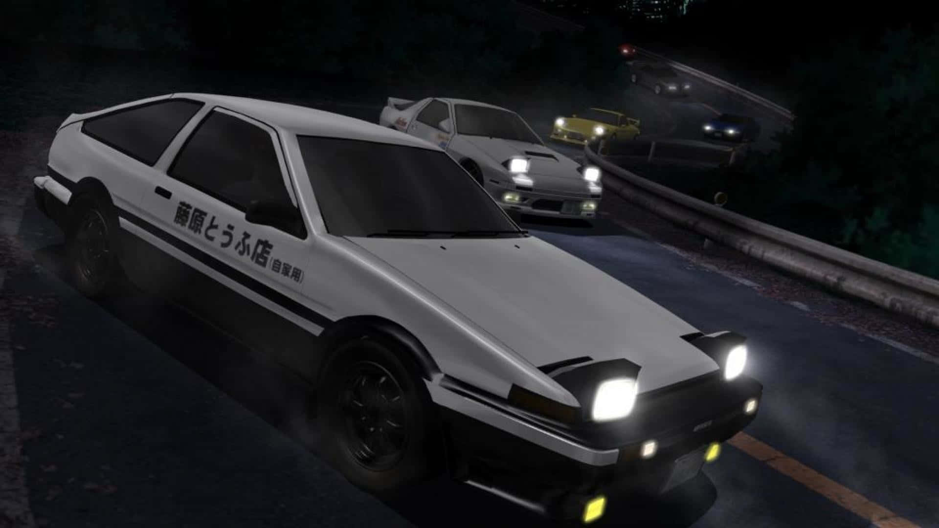 動漫 桌布 壁紙 — 白色AE86在夜晚濕滑的山路上甩尾，車頭燈閃耀，其他車輛在後面競速。