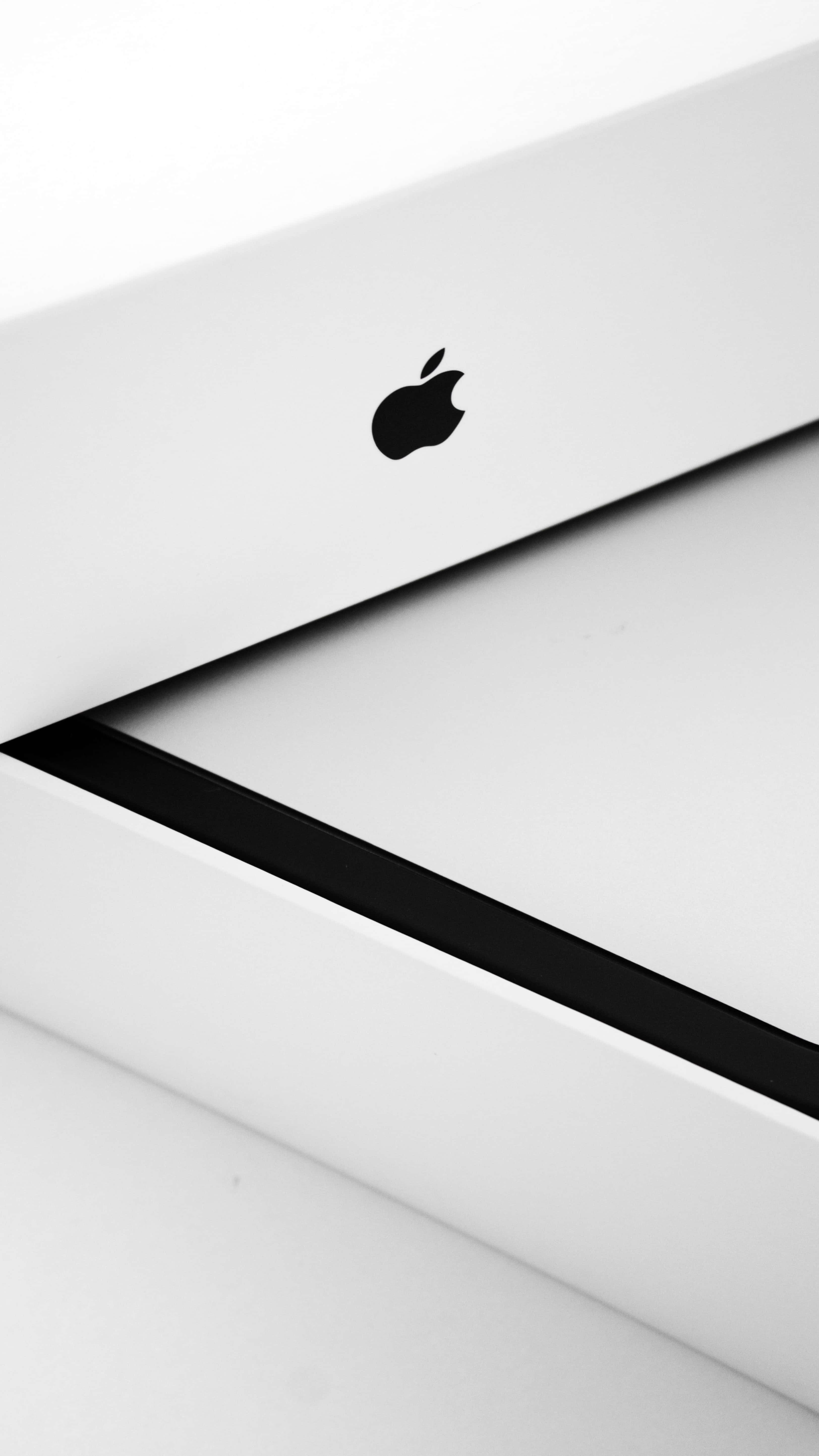 iPhone X Apple Logo 桌布 壁紙 — 白色Apple產品盒的極簡近距離特寫，黑色標誌和纖薄黑色邊框襯托乾淨白色背景。