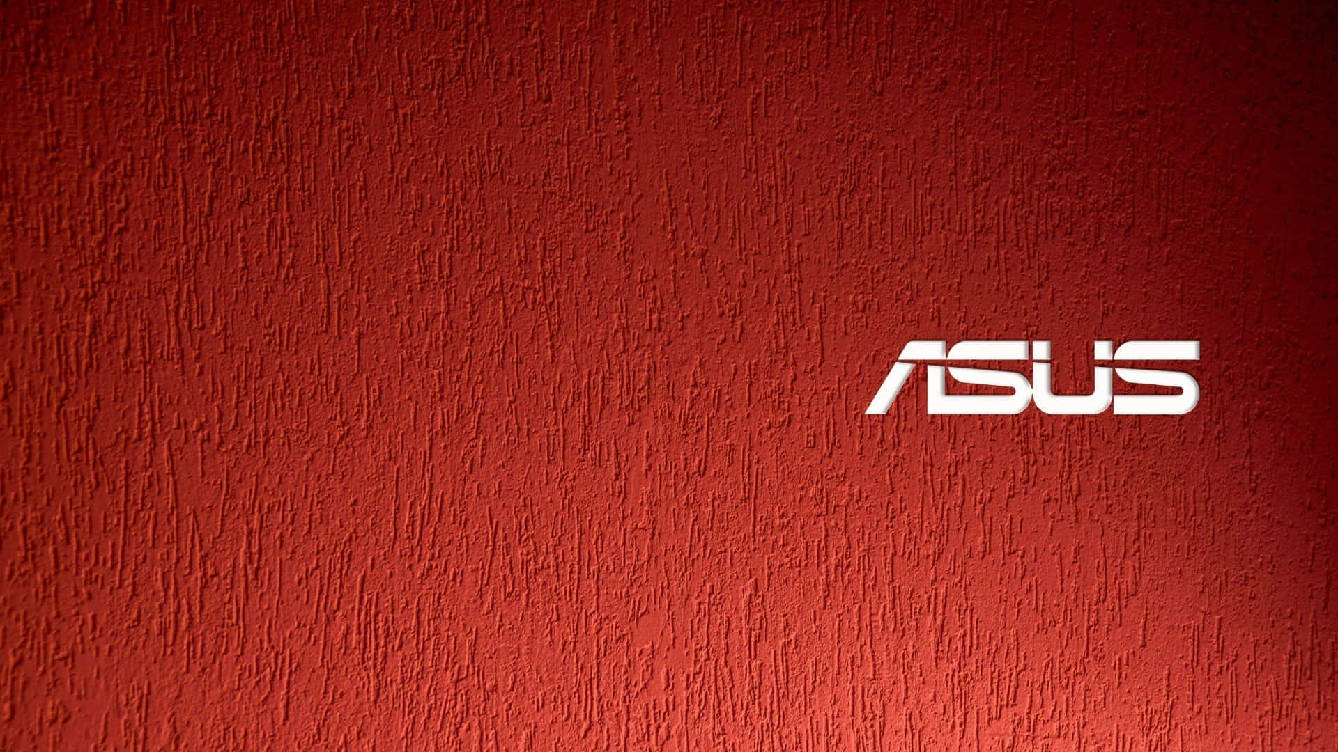 ASUS 桌布 壁紙 — 白色ASUS標誌居中於有紋理的深紅色牆壁上，帶有微妙的漸變照明。