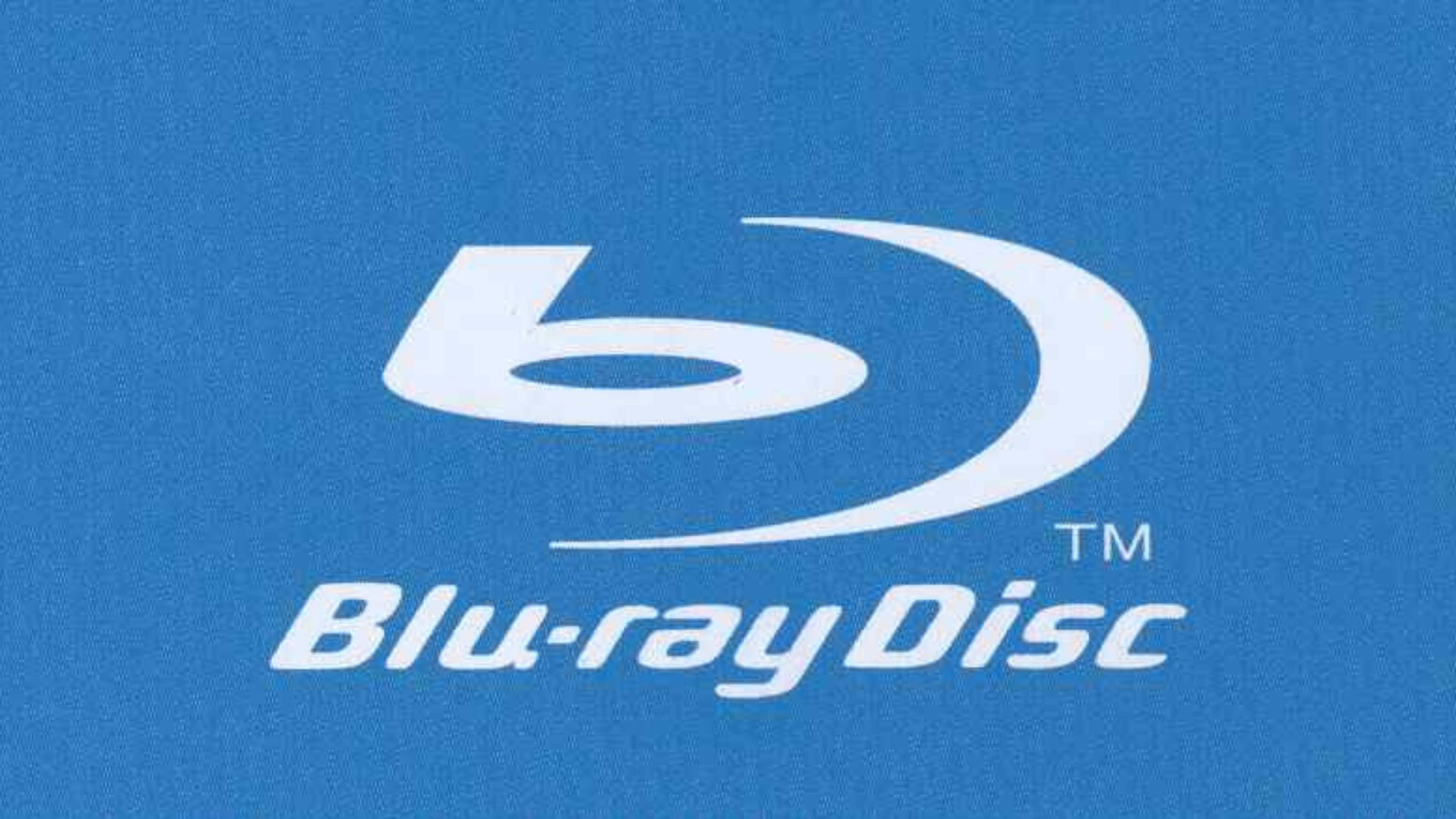 4K Blu-ray 桌布 壁紙 — 白色Blu-ray Disc標誌在帶紋理的藍色背景上的特寫。
