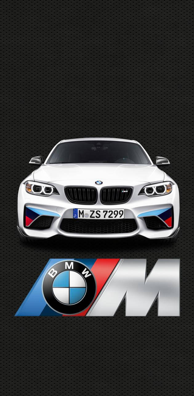 m 桌布 壁紙 — 白色BMW M2跑車，帶有藍紅飾邊和M標誌，背景為黑色紋理。